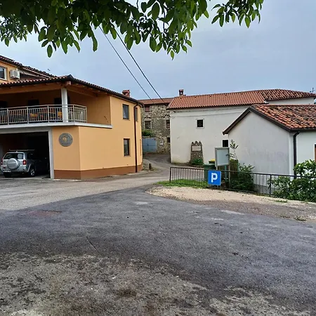 Pr' Uzlejbvih Apartment