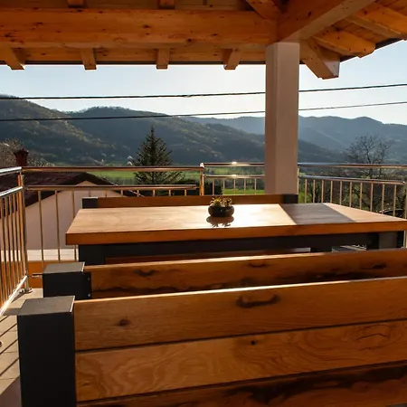 Pr' Uzlejbvih Apartment Podnanos