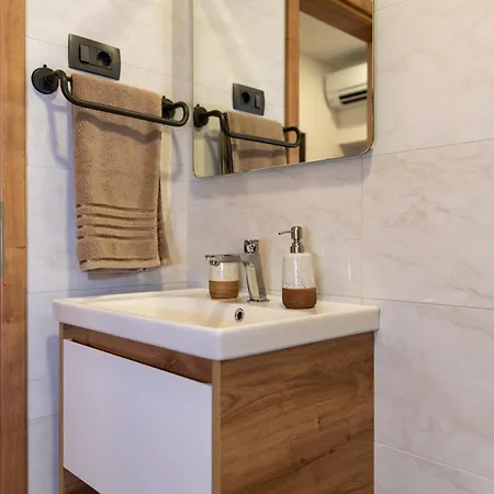 Pr' Uzlejbvih Apartment Podnanos