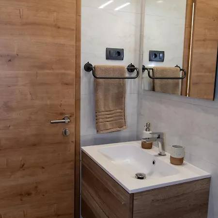 Pr' Uzlejbvih Apartment