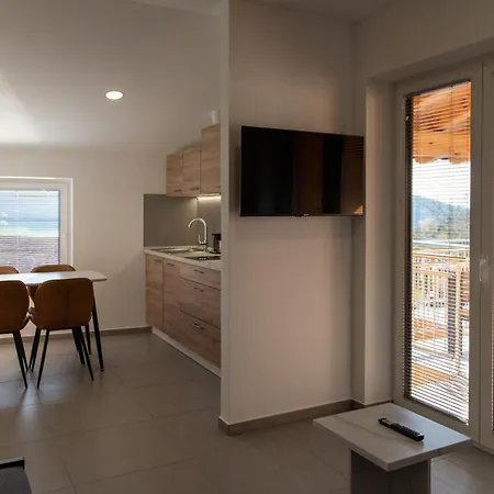 Pr' Uzlejbvih דירה *