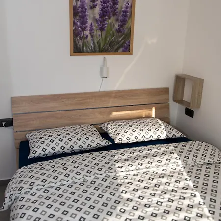 Pr' Uzlejbvih Apartment *