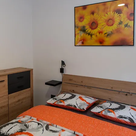 Pr' Uzlejbvih Apartment *